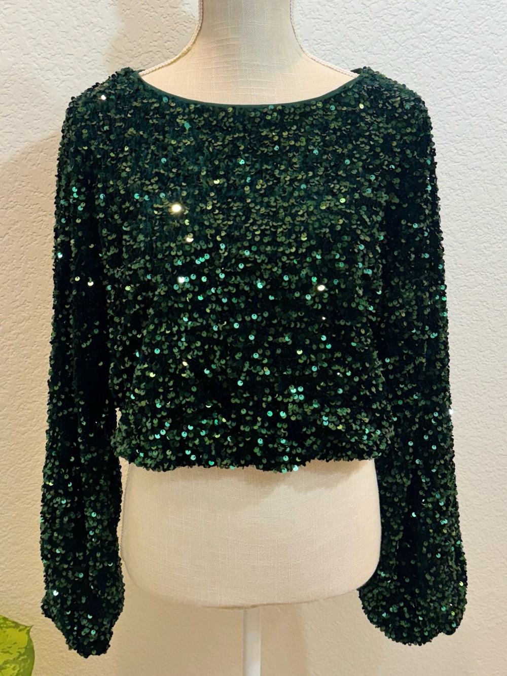EVOLUTIONARY Emerald Green Sequin Long-Sleeve Crop Top. Size XL